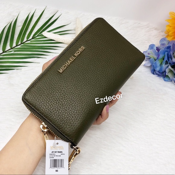 Michael Kors Handbags - NWT Michael Kors Jet Set Single Zip Wristlet .